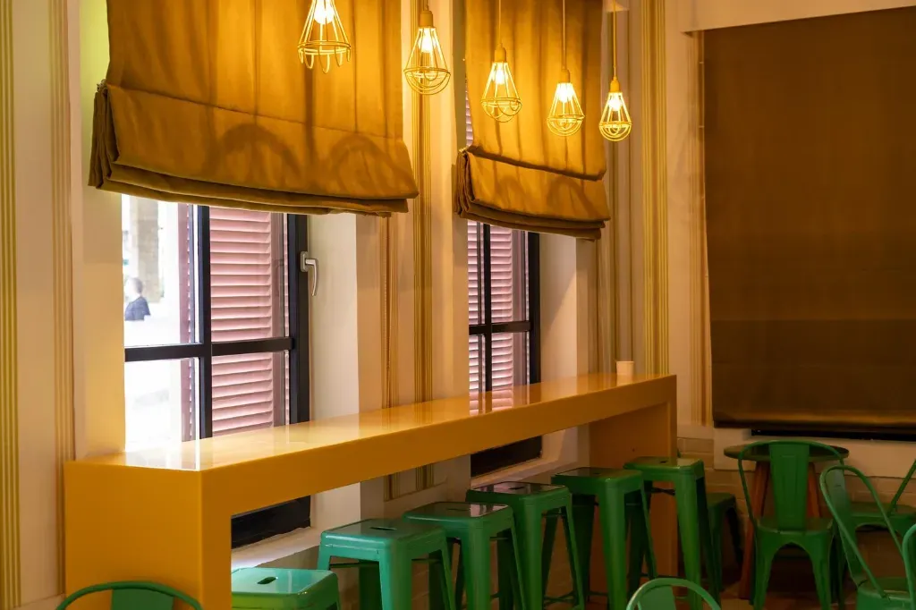 Osłony okienne w lokalach usługowych i restauracjach